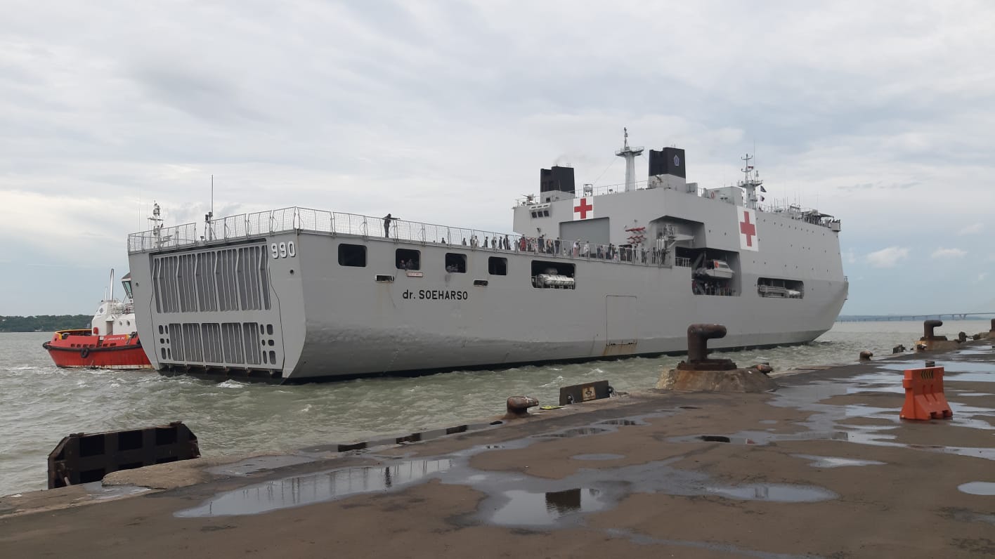 900 an Orang Bawean Sumringah Turuni KRI dr Suharso di Tanjung Perak