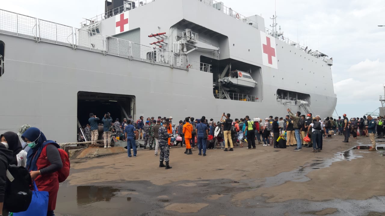 IMG-20221231-WA0141 900 an Orang Bawean Sumringah Turuni KRI dr Suharso di Tanjung Perak