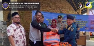 Peduli Nelayan Pangkalan PLP Tanjung Uban bagi-bagi Alat Keselamatan