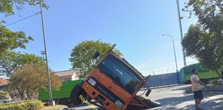 Truk Fuso Muat Besi Terkapar di Tanjung Perak