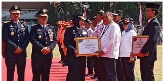 Pelni dan ASDP Terima Penghargaan Gubenur Jatim di Harhubnas 2023