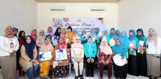 PT ASSI Turut Dongkrak UMKM Bangkalan Lewat Cooking Class titikomapost.com, BANGKALAN – Lewat Kegiatan corporate social responsibility (CSR) PT Adiluhung Saranasegara Indonesia (ASSI) menggelar Cooking Class yang diikuti oleh ibu-ibu pengurus pemberdayaan kesejahteraan keluarga (PPK), Rabu (20/12/2023).