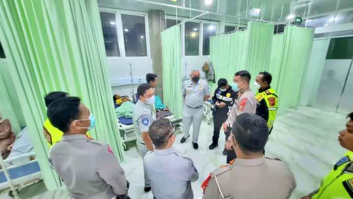 Tim jasa raharja saat kunjungi korban kecelakaan bus bhineka di rumah sakit. Jasa Raharja Pastikan Seluruh Korban Bus Bhinneka Terjamin Santunan Kecelakaan