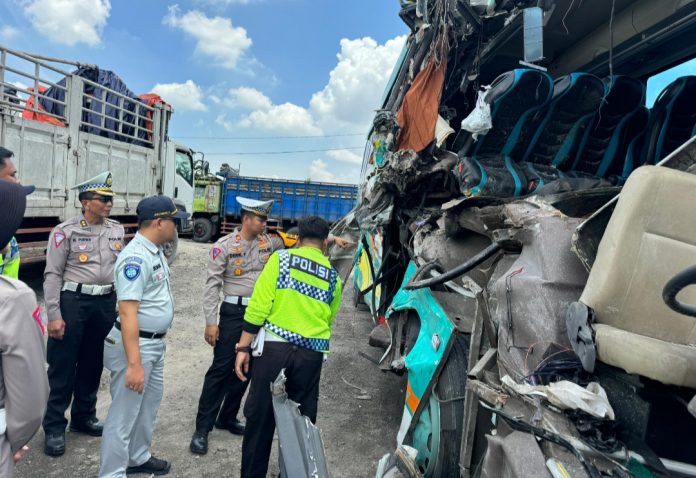 Jasa Raharja Jamin Korban Tabrakan Dahsat Bus Pariwisata VS Tronton di Bungah Gresik