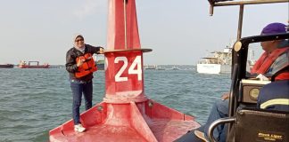 Disnav Tanjung Perak Pasang Pelsu 24 Temporary Pengganti di Perairan APBS Disnav Tanjung Perak Pasang Pelsu 24 Temporary Penganti di Perairan APBS