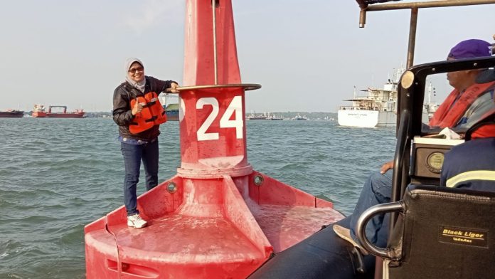 Bouy 24 temporary penganti Disnav Tanjung Perak Pasang Pelsu 24 Temporary Penganti di Perairan APBS