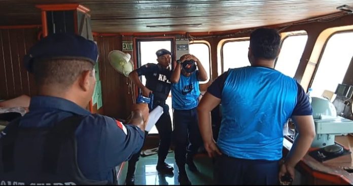 Anggota KPLP Berhasil Rebut Senpi ABK LCT Ayu 7 Saat Pemeriksaan di Laut