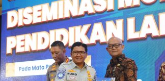 Jasa Raharja Serahkan Buku Pelajaran Berlalu Lintas Kepada Dunia Pendidikan Jawa Timur