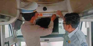 Tempel Stiker Imbauan Bus Mudik Gratis, Jasa Raharja Madiun Berupaya Tingkatkan Socio Enginering dalam Pencegahan Laka Lantas Tempel Stiker Imbauan Bus Mudik Gratis, Jasa Raharja Madiun Berupaya Tingkatkan Socio Enginering dalam Pencegahan Laka Lantas