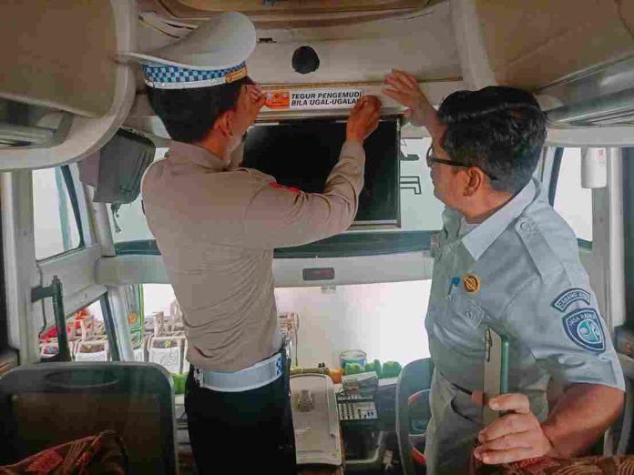 Tempel Stiker Imbauan Bus Mudik Gratis, Jasa Raharja Madiun Berupaya Tingkatkan Socio Enginering dalam Pencegahan Laka Lantas