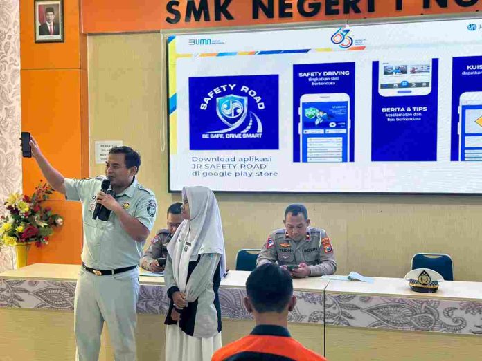 Kunjungi SMKN 1 Ngawi, Jasa Raharja Bersama Kepolisian Edukasi Dampak Kecelakaan Lalu Lintas dan Safety Riding Kunjungi SMKN 1 Ngawi, Jasa Raharja Bersama Kepolisian Edukasi Dampak Kecelakaan Lalu Lintas dan Safety Riding