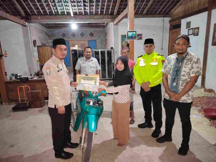 Tim Samsat Ngawi Serahkan Hadiah Umroh Wajib Pajak Patuh Periode I 2024