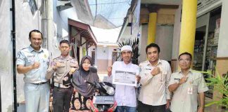 Apresiasi Wajib Pajak Patuh, Tim Samsat Pasuruan Kota Serahkan Hadiah Paket Umroh Apresiasi Wajib Pajak Patuh, Tim Samsat Pasuruan Kota Serahkan Hadiah Paket Umroh