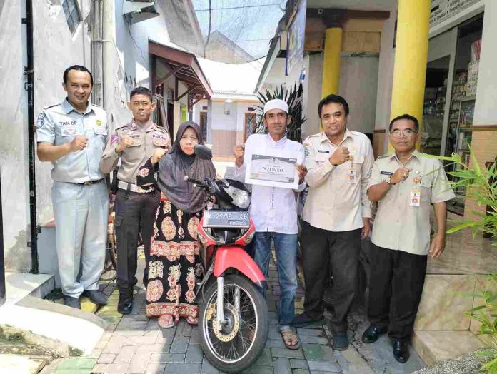 Apresiasi Wajib Pajak Patuh, Tim Samsat Pasuruan Kota Serahkan Hadiah Paket Umroh