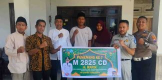 Apresiasi Wajib Pajak, Tim Samsat Pamekasan Serahkan Hadiah Paket Umroh Apresiasi Wajib Pajak, Tim Samsat Pamekasan Serahkan Hadiah Paket Umroh