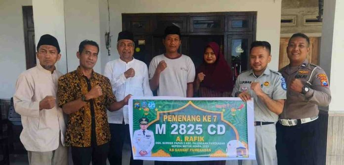 Apresiasi Wajib Pajak, Tim Samsat Pamekasan Serahkan Hadiah Paket Umroh