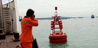Disnav Tanjung Perak Pasang Kembali Bouy 24 Permanen Disnav Tanjung Perak Pasang Kembali Bouy 24 Permanen