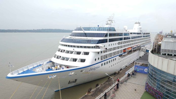 Kapal pesiar MV. Insignia sanda4 di Tanjung Perak MV. Insignia Ramaikan Geliat Kunjungan Kapal Pesiar di Tanjung Perak