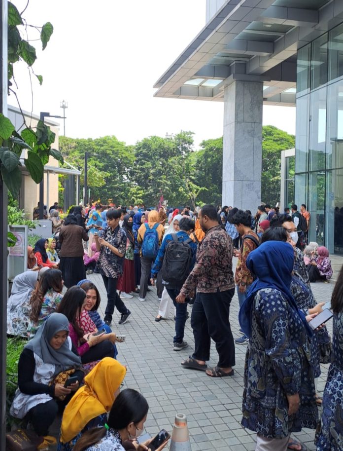 Rasakan Gempa, Berhamburan Ratusan Pegawai Keluar Dari Gedung Palindo Place