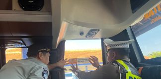 Jasa Raharja Tempel Stiker Pesan Keselamatan Ingatkan Awak Bus Waspada Berlalu Lintas Jasa Raharja Tempel Stiker Pesan Keselamatan Ingatkan Awak Bus Waspada Berlalu Lintas