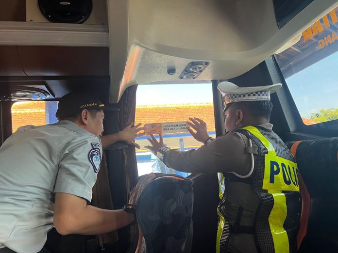 Jasa raharja bersa polisi tempel stiker pesan keselamatan di armada bus Jasa Raharja Tempel Stiker Pesan Keselamatan Ingatkan Awak Bus Waspada Berlalu Lintas