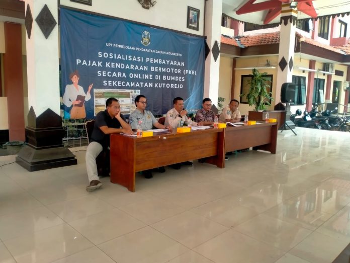 Tim samsat Mojokerto lakukan sosialisasi kemudahan layanan pembayaran pajak kendaraan bermotor di Kutorejo. Tim Samsat Mojokerto Gandeng BUMDes Sosialisasikan Kemudahan Layanan Pembayaran PKB dan SWDKLLJ