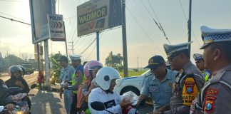 Kolaborasi, Jasa Raharja dan Polres Ngawi Imbau Masyarakat Tertib Berlalu Lintas Sambil Bagi Takjil Kolaborasi, Jasa Raharja dan Polres Ngawi Imbau Masyarakat Tertib Berlalu Lintas Sambil Bagi Takjil