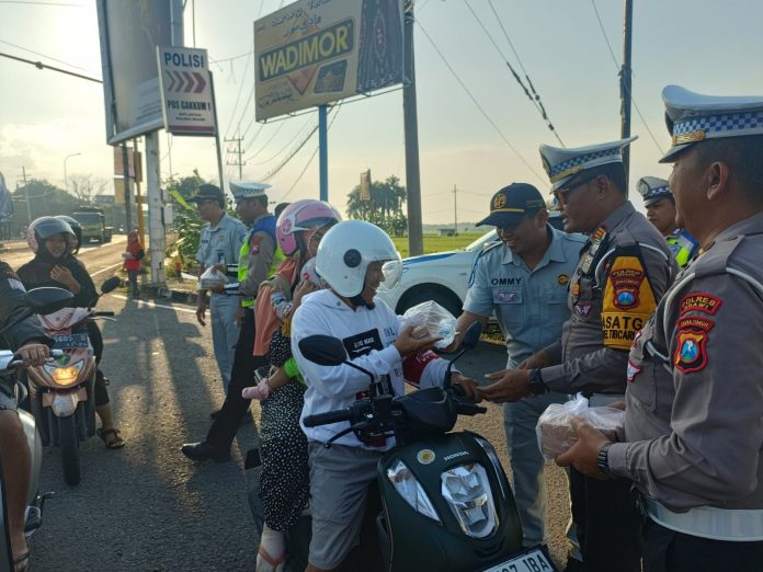 Kolaborasi, Jasa Raharja dan Polres Ngawi Imbau Masyarakat Tertib Berlalu Lintas Sambil Bagi Takjil  