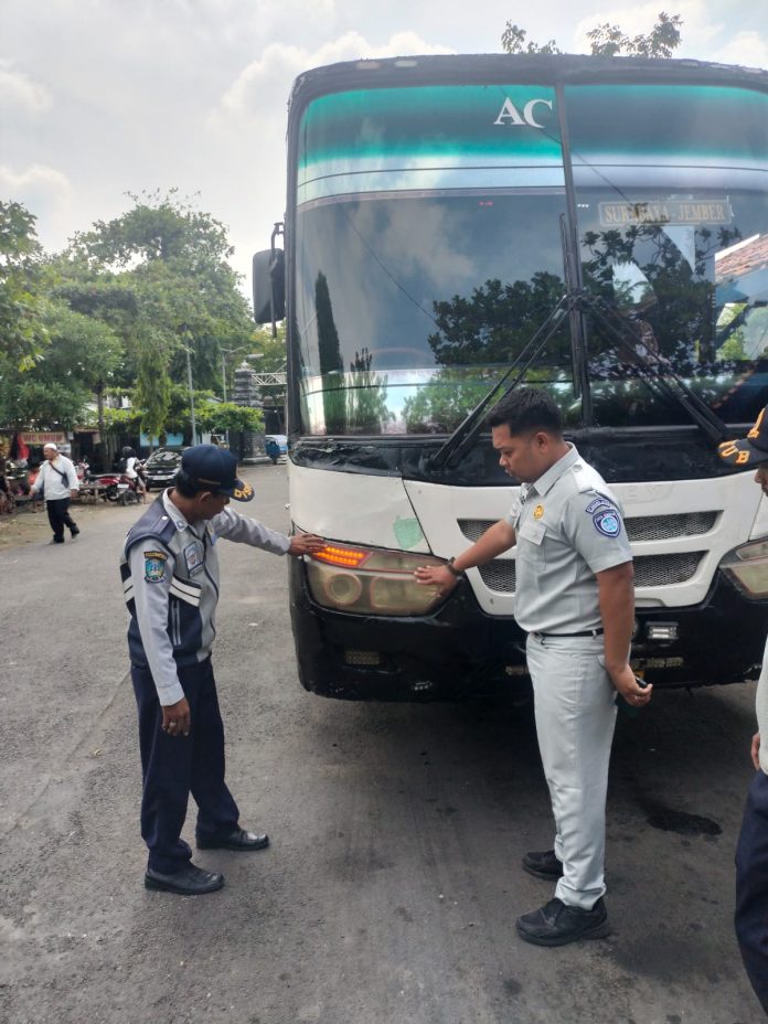 Jasa Raharja Bersama Dishub Ramp Check Kendaraan Angkutan Umum di Terminal Trunojoyo Sampang