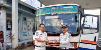 Gencar, Jasa Raharja Terlibat Tempel Stiker Imbauan Keselamatan Setiap Bus di Jember Gencar, Jasa Raharja Terlibat Tempel Stiker Imbauan Keselamatan Setiap Bus di Jember