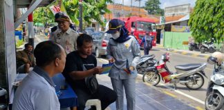 Gencar Informasikan Penghapusan Ranmor, Jasa Raharja Imbau Masyarakat Lewat Brosur Gencar Informasikan Penghapusan Ranmor, Jasa Raharja Himbau Masyarakat dengan Bagikan Brosur