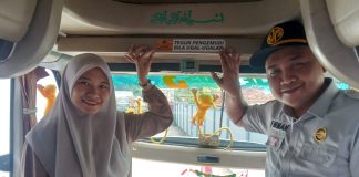 Ciptakan Aman Berlalu Lintas, Jasa Raharja Pamekasan Aksi Tempel Stiker Imbauan Keselamatan Ciptakan Aman Berlalu Lintas, Jasa Raharja Pamekasan Aksi Tempel Stiker Imbauan Keselamatan