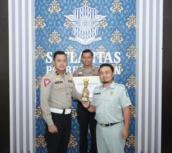 Polres Tuban Terima Trophy Juara 1 dan Piagam Penghargaan Posyandu Nataru 2023/2024 Kolaborasi Jasa Raharja Bersama Korlantas Polri