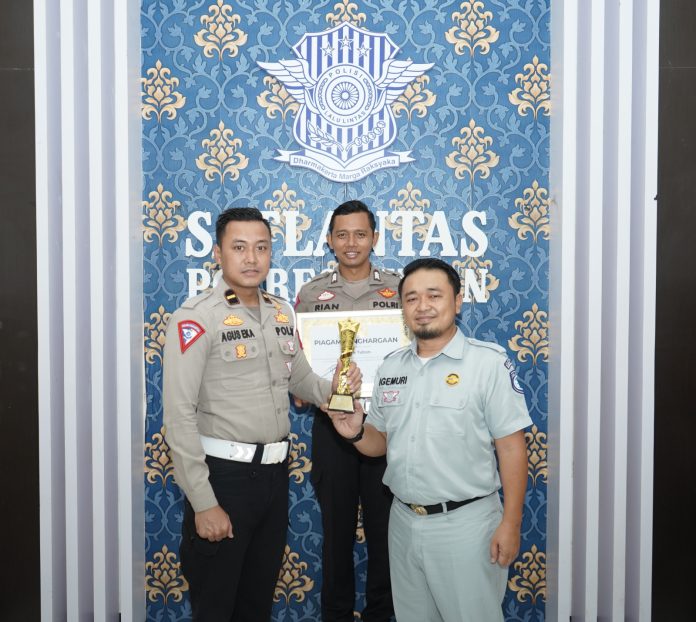 Polres Tuban Terima Trophy Juara 1 dan Piagam Penghargaan Posyandu Nataru 2023/2024 Kolaborasi Jasa Raharja Bersama Korlantas Polri Polres Tuban Terima Trophy Juara 1 dan Piagam Penghargaan Posyandu Nataru 2023/2024 Kolaborasi Jasa Raharja Bersama Korlantas Polri
