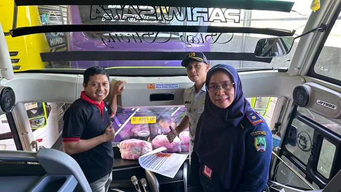 PO Sudiro Tungga Jaya Magetan Jadi Target Pemasangan Stiker Imbauan Keselamatan Tim Jasa