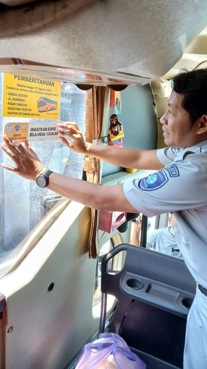 Jelang Idul Fitri 1445 H, Jasa Raharja Kediri Gas Aksi Tempel Stiker Imbauan Keselamatan Kepada Perusahaan Otobus Jelang Idul Fitri 1445 H, Jasa Raharja Kediri Gas Aksi Tempel Stiker Imbauan Keselamatan Kepada Perusahaan Otobus