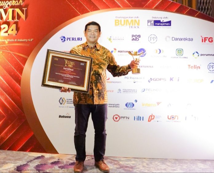 David P. Sirait, Direktur Utama PT Terminal Teluk Lamong saat menerima penghargaan BUMN 2024, Rabu (13/3/2024). Implementasi Green Port TTL Raih Penghargaan BUMN 2024