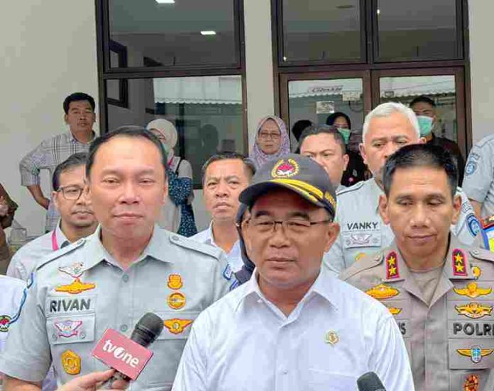 Menko PMK, Kakorlantas, dan Dirut Jasa Raharja Pantau Arus Mudik dari Command Center KM 29 Tol Jakarta-Cikampek
