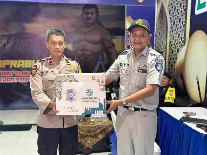 Apresiasi Kesiagaan Petugas Pos Pelayanan, Jasa Raharja Madiun Serahkan Bingkisan Aksi Simpatik