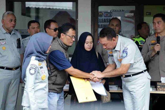 Jasa Raharja Serahkan Santunan Meninggal Dunia Kepada Satu Ahli Waris Korban Laka Km 58 yang Teridentifikasi Jasa Raharja Serahkan Santunan Meninggal Dunia Kepada Satu Ahli Waris Korban Laka Km 58 yang Teridentifikasi