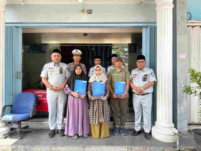 Jasa Raharja Serahkan Santunan Korban Kecelakaan di KM 370 AT ol Batang - Semarang