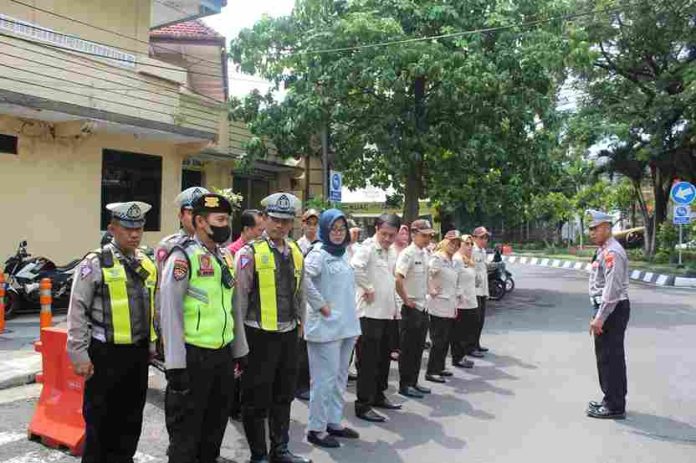 Edukasi Masyarakat Tertib dan Taat Pajak Tim Pembina Samsat Surabaya Gelar Operasi Gabungan