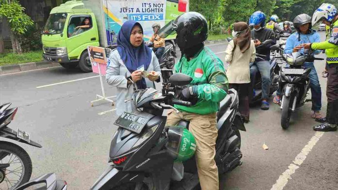 Kegiatan Operasi Gabungan Samsat Surabaya Barat Bangun Kesadaran Masyarakat Tertib Administrasi Ranmor