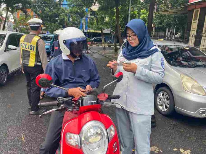 Operasi Gabungan Samsat Surabaya Utara Tingkatkan Kesadaran Masyarakat Akan Pajak Kendaraan