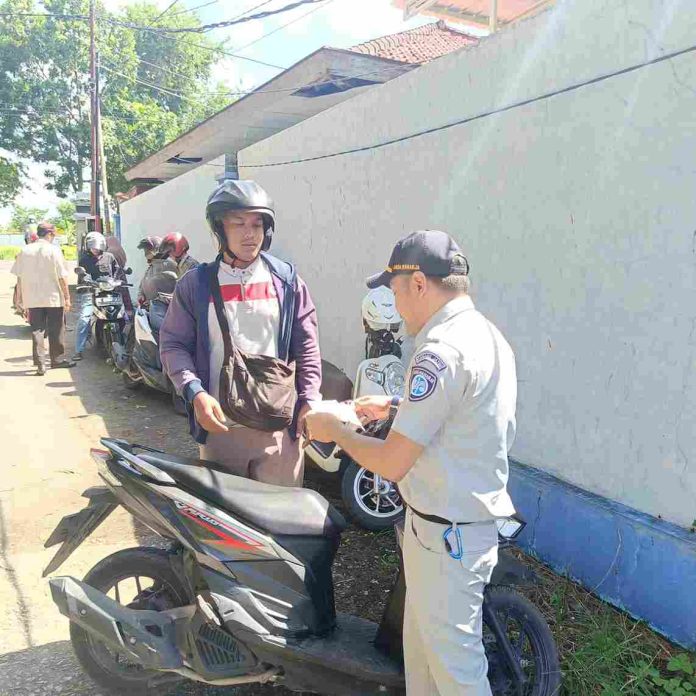 Samsat Pamekasan Gelar Operasi Gabungan Edukasi Masyarakat Tertib dan Taat Pajak