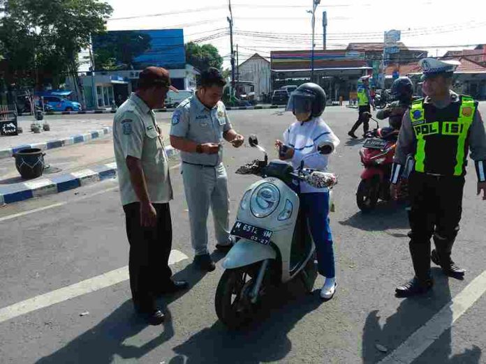 Samsat Sampang Gelar Operasi Gabungan Edukasi Masyarakat Agar Tertib dan Taat Pajak  