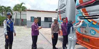 Fokus Pada Keselamatan Transportasi Armada Bus Lebaran 2024, Jasa Raharja Pasang Sticker Reflektor Fokus Pada Keselamatan Transportasi Armada Bus Lebaran 2024, Jasa Raharja Pasang Sticker Reflektor