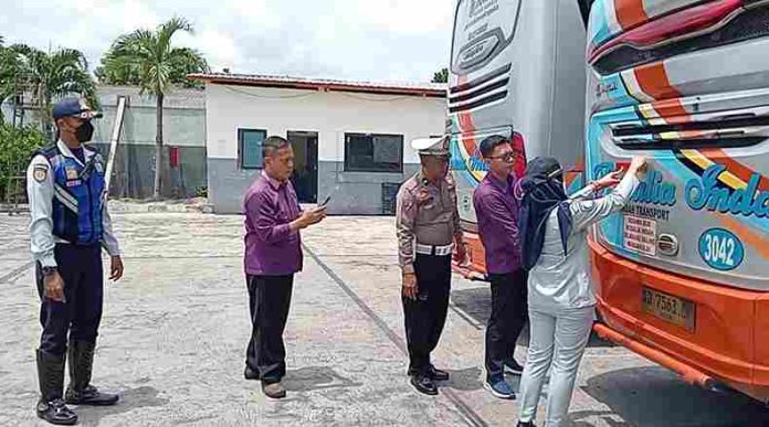 Fokus Pada Keselamatan Transportasi Armada Bus Lebaran 2024, Jasa Raharja Pasang Sticker Reflektor