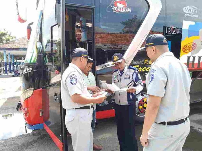 Giat Ramp Check Kendaraan Angkutan Umum di Terminal Ronggosukowati Pamekasan