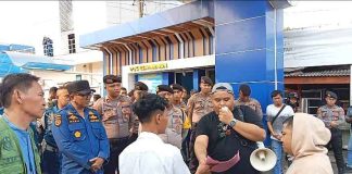 “Salah Kamar” Sebut Dirinya BEM Surabaya, Pendemo Desak KSOP Perak Segel Kontainer Diduga Isi Black Stone “Salah Kamar” Sebut Dirinya BEM Surabaya, Pendemo Desak KSOP Perak Segel Kontainer Diduga Isi Black Stone